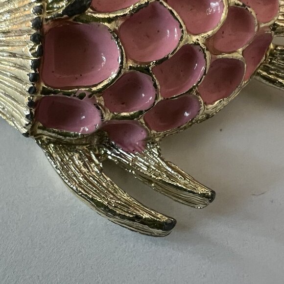Vintage Pink Enamel Fish Brooch Gold Tone Mid Century Whimsical Costume Jewelry - Picture 5 of 5